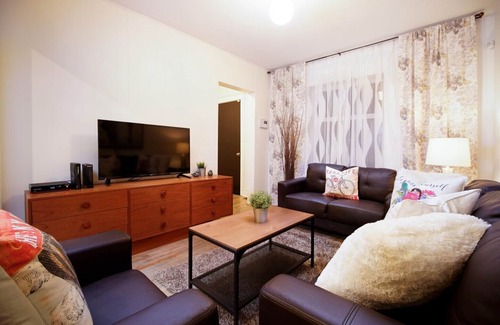Upper Beaches House | 3BR w/Parking Family-Friendly Home Away from Home in The Beaches