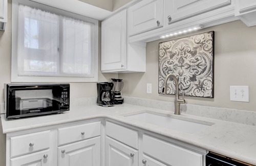 Isle of Palms Condo | 3C Mariners Walk by AvantStay | Beach & Pool Access, Enclosed Porch