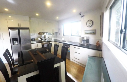 Glenorchy House | 3D Cinema, 8 Pinballs, video games, Sleeps 7 - 5mins to MONA