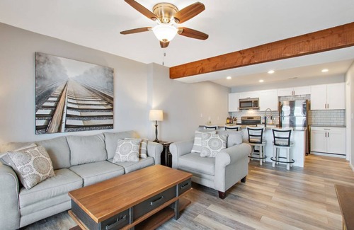 Lake Ozark Condo | 3MM, fully remolded, main channel lakefront with pool