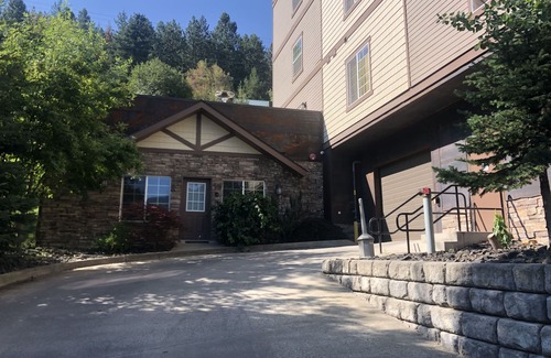 Kellogg Condo | 3rd floor condo retreat