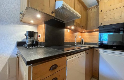 Forville Apartment | 3rd floor, view panoramic, balcony, parking, tv, 64m², Serre Chevalier