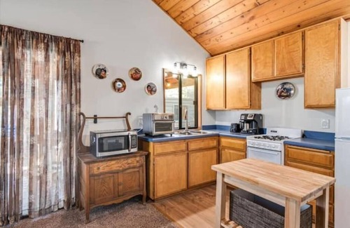 Descanso Cabin | 3RM Loft Cabin w trees, fire pit, swing, horseshoes!