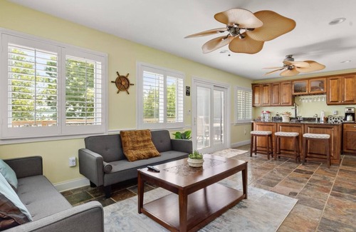 Fort Lawn House | 4.2-Acre Lakefront– Game Room，Hot Tub & Private Dock !