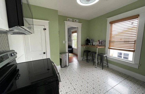 Historic Old Northeast Apartment | (4) 320 Unit #4 · Downtown St. Pete/Historic Old NE Retreat #4
