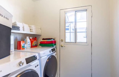 East Whittier House | 4/5 BR near Disney w/ pool, jacuzzi, dry sauna, ice bath, and fully equipped gym