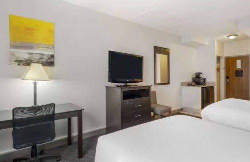 Mundelein Hotel | 4 Affordable Units Near Lakeview Beach & O'Hare | Free Breakfast Included