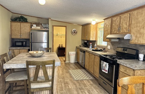 Ramer House | 4 bd rm, 2bth modular, feat. full ktch, private deck & grill at Kick Back Ranch.