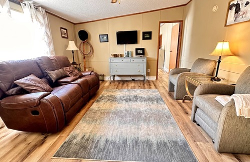 Ramer House | 4 bd rm, 2bth modular, feat. full ktch, private deck & grill at Kick Back Ranch.