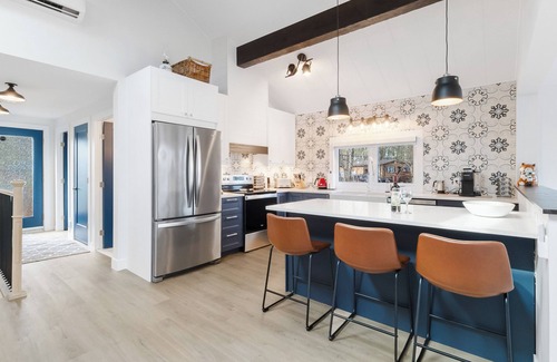 L'Ile-Perrot Cottage | => 4 bdr 2 full baths, renovated house in Île-Perrot, Quebec.