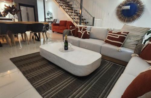 The Gardens House | 4 BDR Gardens Escape Inner City Townhouse with Secure Parking and Spa