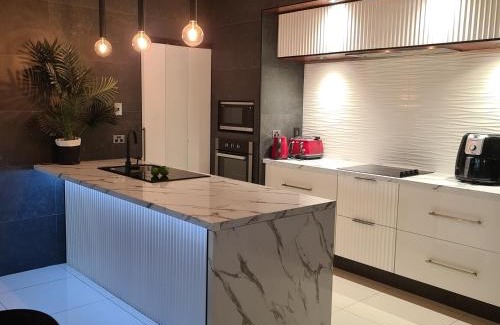 The Gardens House | 4 BDR Gardens Escape Inner City Townhouse with Secure Parking and Spa