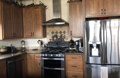 Creswell House | 4 bdrm home, sleeps 8, with swim spa minutes from Hayward Field, wineries, golf.