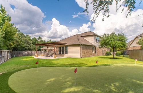 Indian Springs House | 4 bdrm Home w HUGE backyard & Putting Green!!