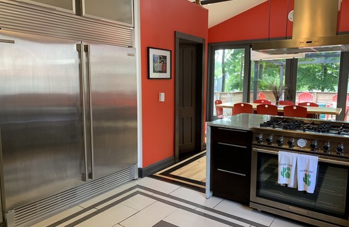 Troy House | 4 Bdrm Modern Victorian with Tree House and playground
