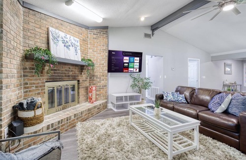 Del Rio House | 4 Bed 2 Bath -- Built 1985 Renovated 2022