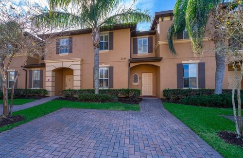 Regal Palms House | 4 Bed 3 Bath Resort Town Home - Enjoy Pool & Amenities - close to Disney & Golf!