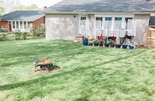 Alexandria House | 4 bed, 3Bath - 15 min to DC - stand alone home - driveway, parking, fenced yard