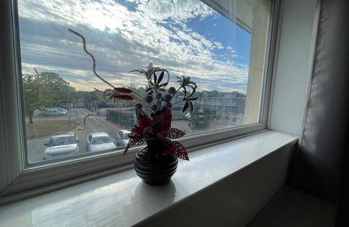 Shephall House | 4-Bed Barnwell Retreat- Sleeps 9, Garden & Parking