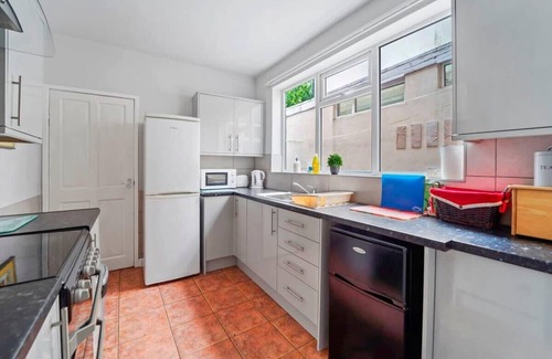 Wolverhampton House | 4 Bed Homely Retreat - WV1