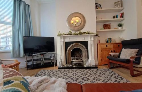Bare House | 4 Bed house Sea Views Benji's by the beach
