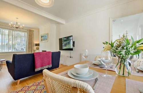 Aberporth House | 4 Bed in Aberporth 93783