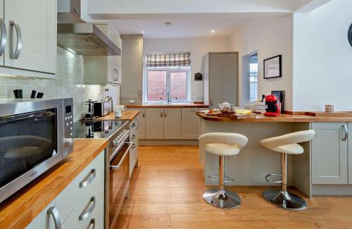 Ryde House | 4 Bed in Ryde 95058