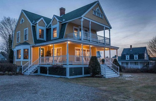 York Beach House | 4 Bed Rms 2 Bathrms sleeps 10, Hot Tub, Lrg decks, Yard, Near Short Sands Beach
