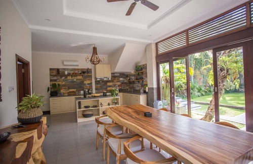 Umalas Villa | 4 Bed TROPICAL Bali Retreat, LUXURIOUS & MODERN