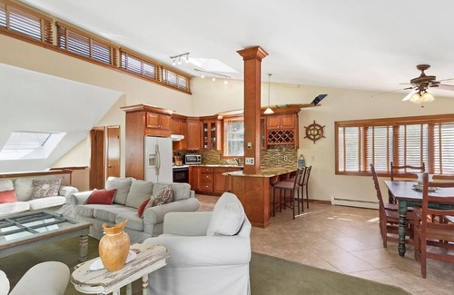 Culloden Shores House | 4 bedroom 2.5 bath AC,Decks Pvt Beach,HotTub Seasonal FirePitn 1-Week Min Summer