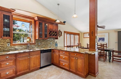 Culloden Shores House | 4 bedroom 2.5 bath AC,Decks Pvt Beach,HotTub Seasonal FirePitn 1-Week Min Summer