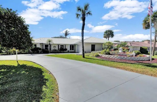 South Beach House | 4 bedroom, 6 bed, Heated Pool, Walk to Ocean, Game Room!
