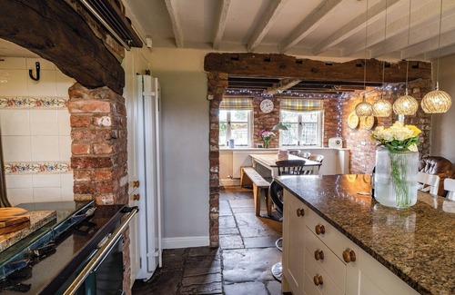 Overton-on-dee Cottage | 4 bedroom accommodation in Wrexham