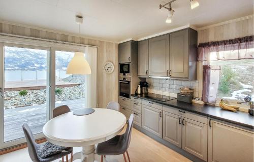 Hardangerfjord House | 4 Bedroom Awesome Home In Tørvikbygd