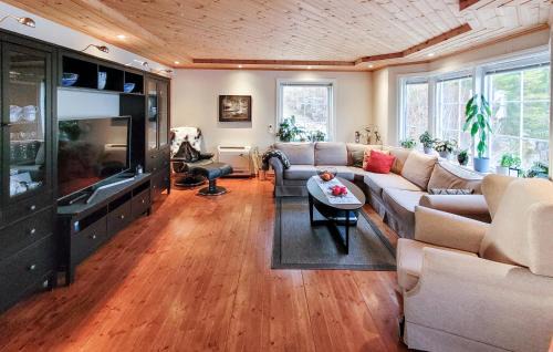 Hardangerfjord House | 4 Bedroom Awesome Home In Tørvikbygd