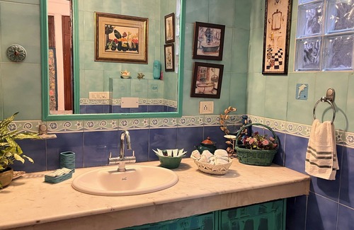 Safdarjung Enclave Bed & Breakfast | 4-bedroom bed & breakfast in phenomenal New Delhi with WiFi, AC