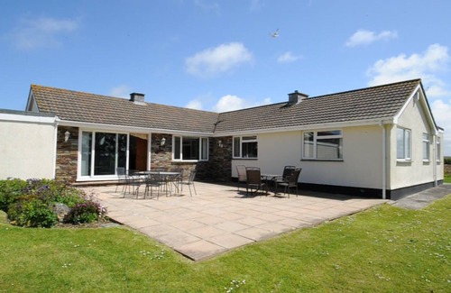 Crantock House | 4-bedroom bungalow set in a secluded location