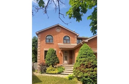 Barrie House | 4 bedroom cozy home with leaving space and Barrie Lakeshore