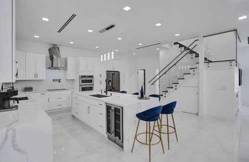 Fort Lauderdale Villa | 4 Bedroom Designer Home Next to Shul and Community Pool by RedAwning