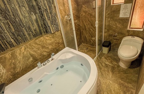 Banos de Agua Santa Cabin | 4-bedroom lodge in charming Baños de Agua Santa with WiFi, Garage, bbq.