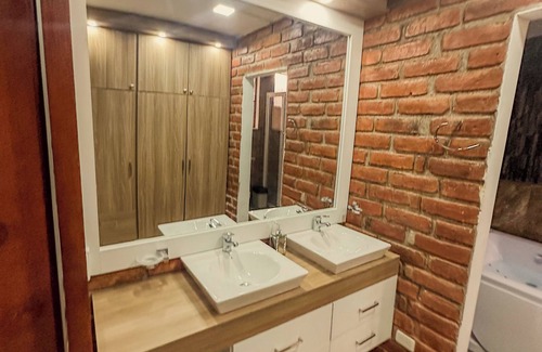 Banos de Agua Santa Cabin | 4-bedroom lodge in charming Baños de Agua Santa with WiFi, Garage, bbq.