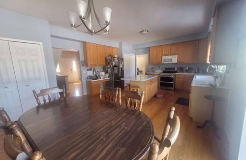 Ann Arbor House | 4 Bedroom Home, 2.7 miles to the Big House