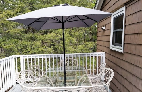 Bridgton House | 4 bedroom home in Bridgton, Maine. 3 min to Pleasant Mtn. 2 min to Moose Pond.