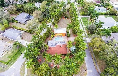 Fort Myers House | 4-bedroom home off McGregor with guesthouse, pool and large yard in Fort Myers