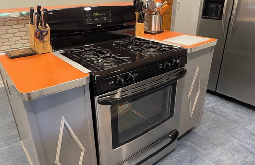 Salem House | 4-bedroom house in charming Salem with WiFi, AC. Relax and unwind