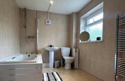 Castle House | 4 Bedroom House, Sleeps 7 - Central & Pet Friendly