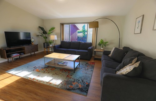 Newberg House | 4-bedroom house with picturesque views of Mt. Hood