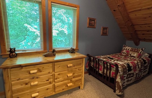 Barryton Cabin | 4-bedroom log cabin lodge with Heated in-ground pool, fiber internet and AC