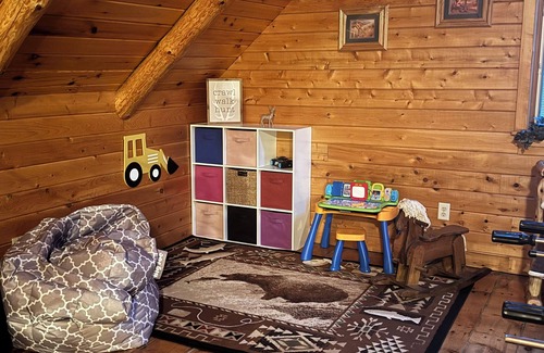 Barryton Cabin | 4-bedroom log cabin lodge with Heated in-ground pool, fiber internet and AC