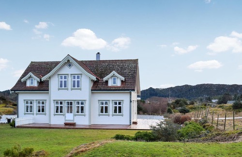 Selbjorn House | 4 bedroom nice home in Bekkjarvik